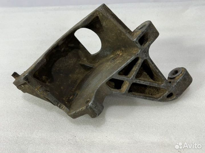 Кронштейн гидроусилителя Volkswagen Passat B4