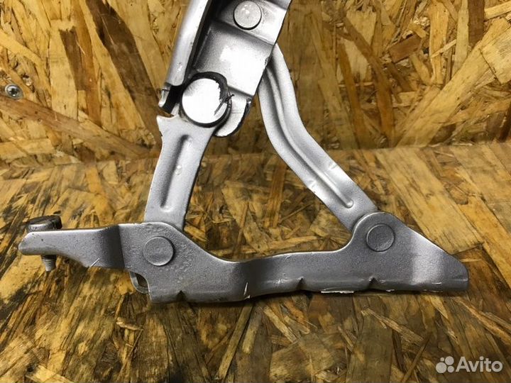 Петля капота передняя Skoda Octavia A5 лифтбек 1