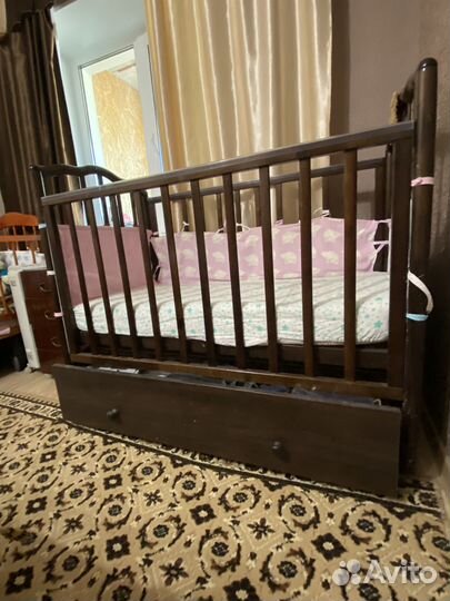 Детская кроватка с продольным маятником