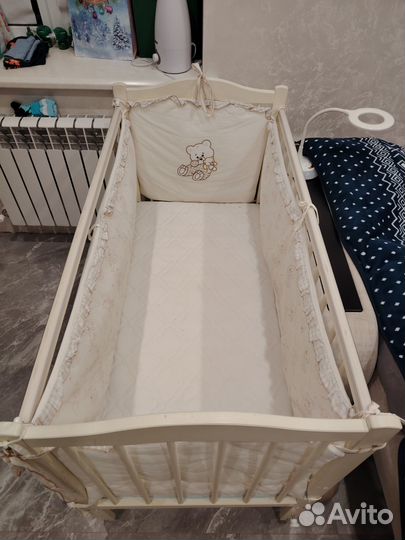 Детская кроватка с маятником и ящиком