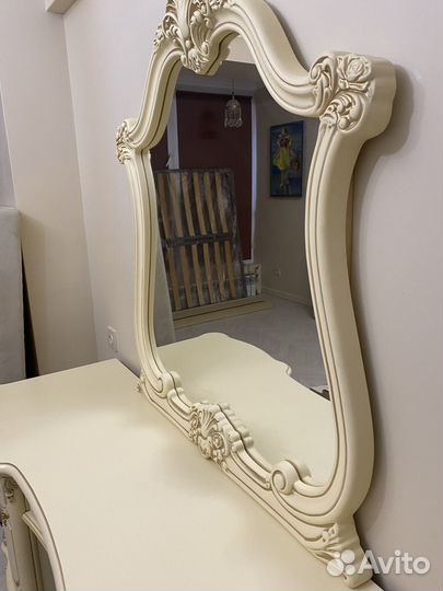 Туалетный столик с зеркалом новый