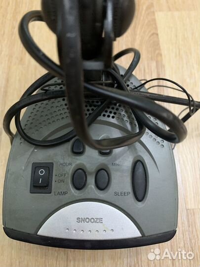 Лампа настольная с часами и радио приемником