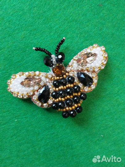 Брошь ручной работы из бисера и страз