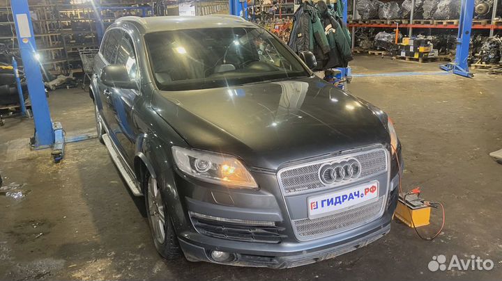 Кронштейн переднего бампера левый Audi Q7 (4L) 4L0