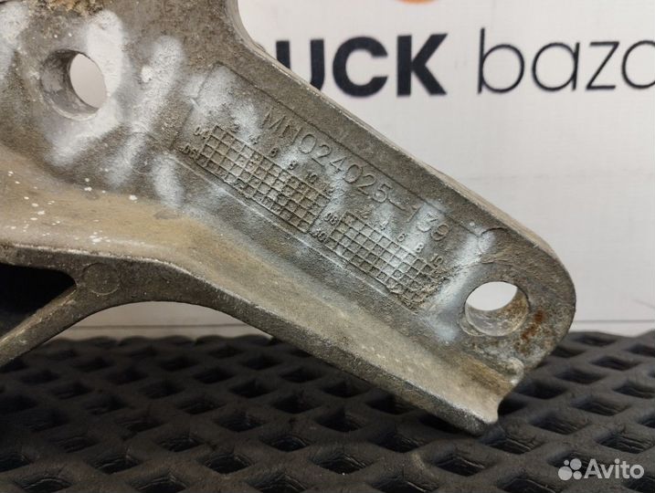 1492747 Кронштейн радиатора правый Scania 5-series