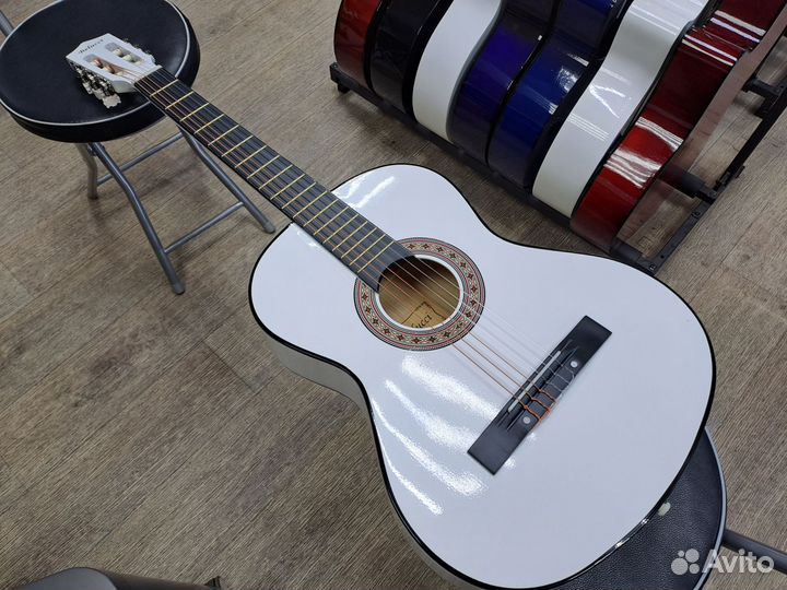 Гитара классическая белая с нейлоновыми струнами