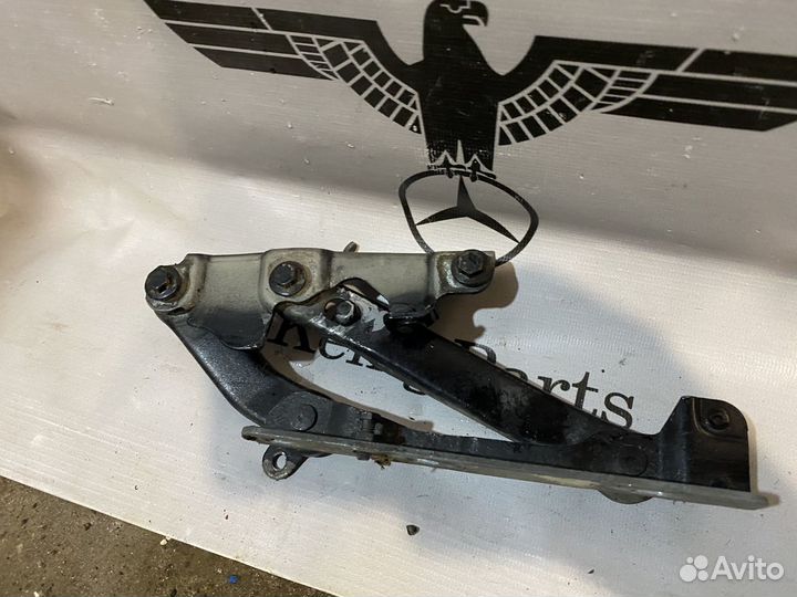 Петля капота левая Mercedes w220
