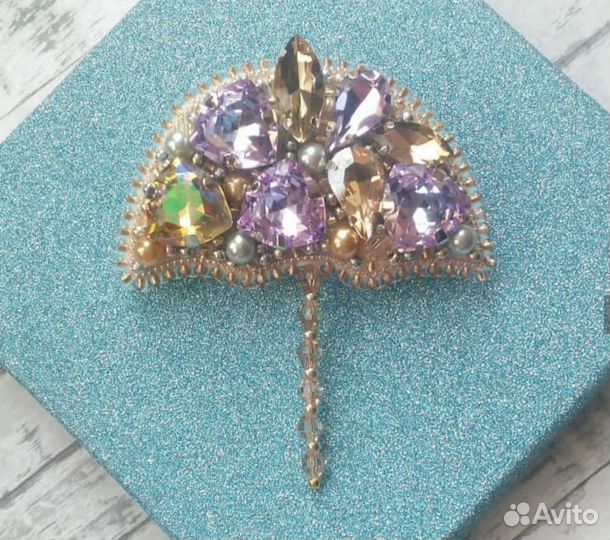 Брошь шанель