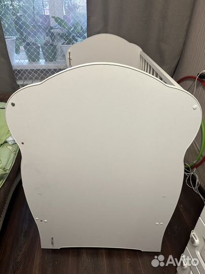 Детская кроватка с маятником и ящиком