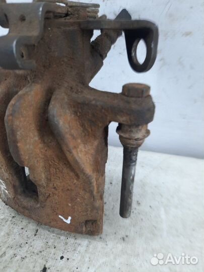 Суппорт тормозной задний левый Opel Vivaro минивэн