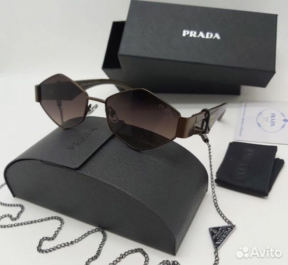 Солнцезащитные очки Prada