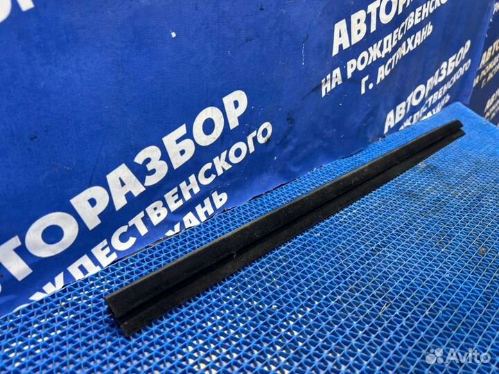 Бархотка двери Toyota Auris хэтчбек 1ZR 2007