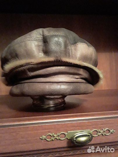 Берет женский кожаный с отделкой из нерпы