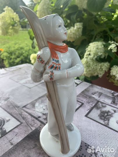 Статуэтка лыжницы фарфор лфз СССР 1950-1960