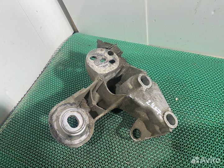 8e0199352 F кронштеин опоры двигателя Audi A4 B6