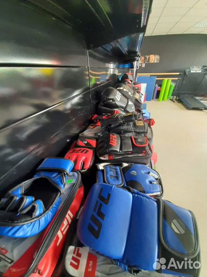 Боксерские перчатки, лапы, шлем, боксерские мешки