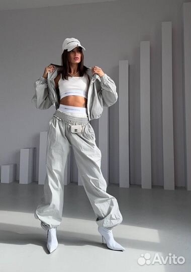 Красивый женский спортивный костюм тройка