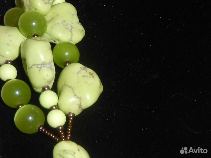 Бусы с яблочно - зеленой бирюзой