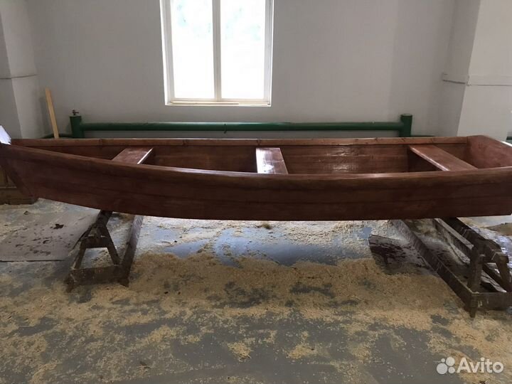 Лодка деревянная