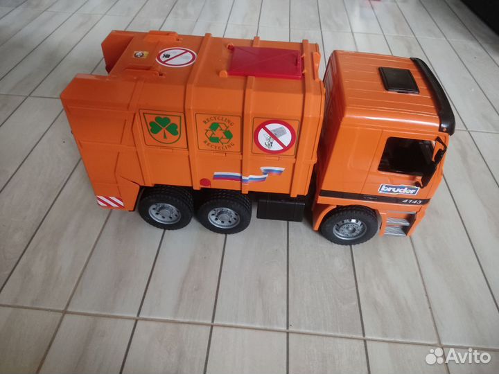 Мусоровоз bruder
