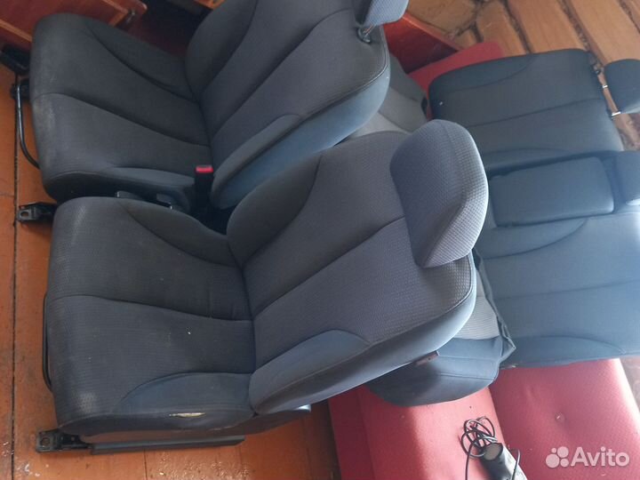 Салон на nissan tiida седан