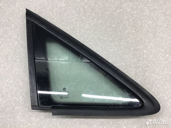 Стекло кузовное глухое правое VW Touran 2010-2016