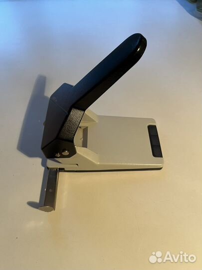 Дырокол на 65 листов