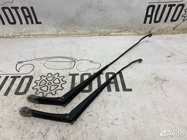 Поводок стеклоочистителя правый Volkswagen Polo