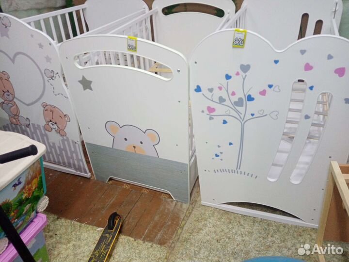 Детская кроватка с маятником