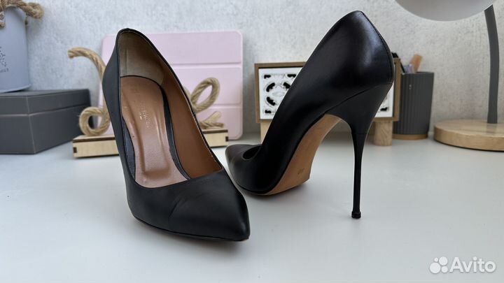 Stuart Weitzman, Tuna, шпилька