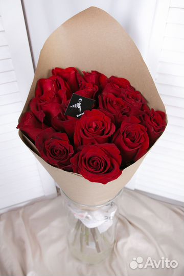 15 роз в крафт бумаге