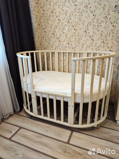Детская кроватка с маятником