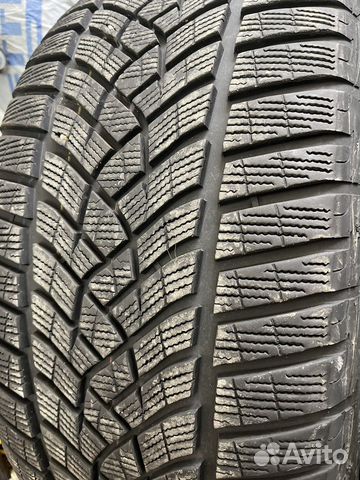 Goodyear UltraGrip Performance 275/40 R22 107V