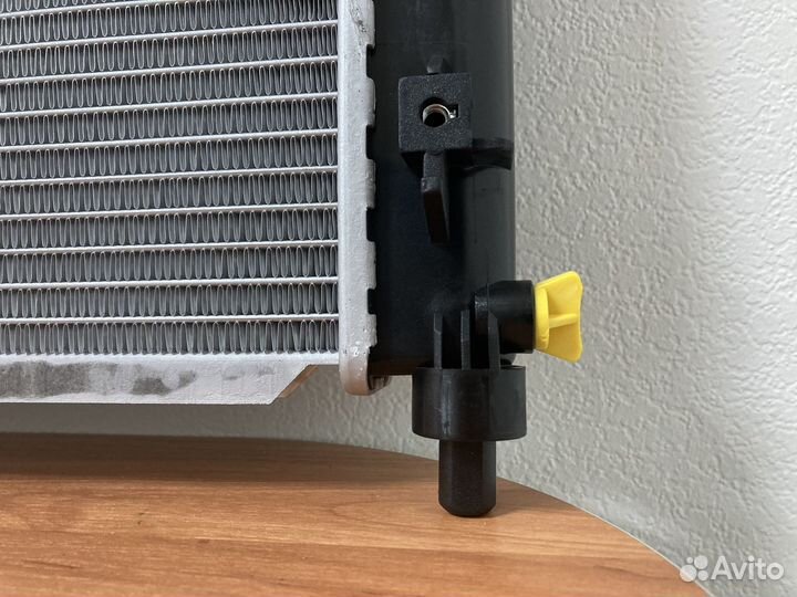 Радиатор охлаждения Шевроле Авео