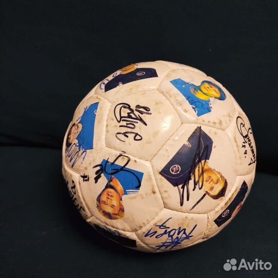 Футбольный мяч c автографами всей команды