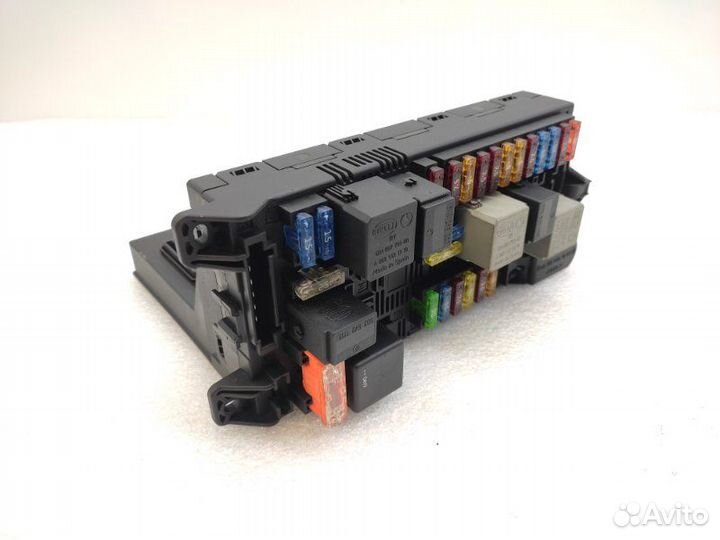 Блок предохранителей под капот Mercedes-Benz