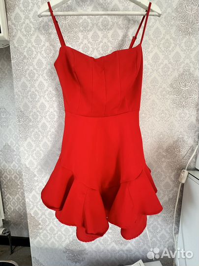 Красное платье пышное