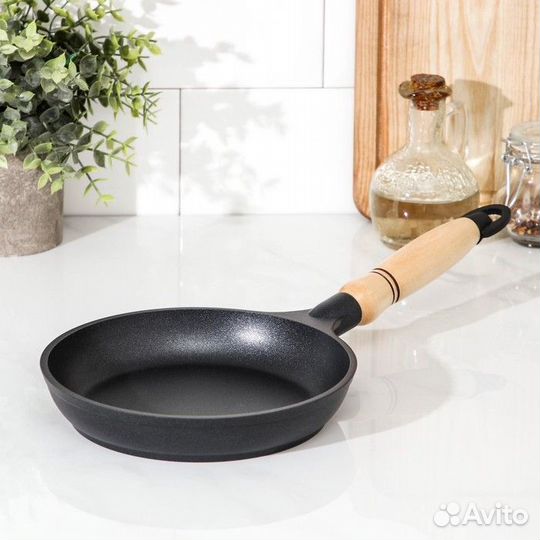 Сковорода, d18 см, деревянная ручка, антипригарное