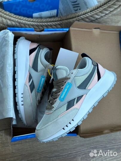 Кроссовки женские