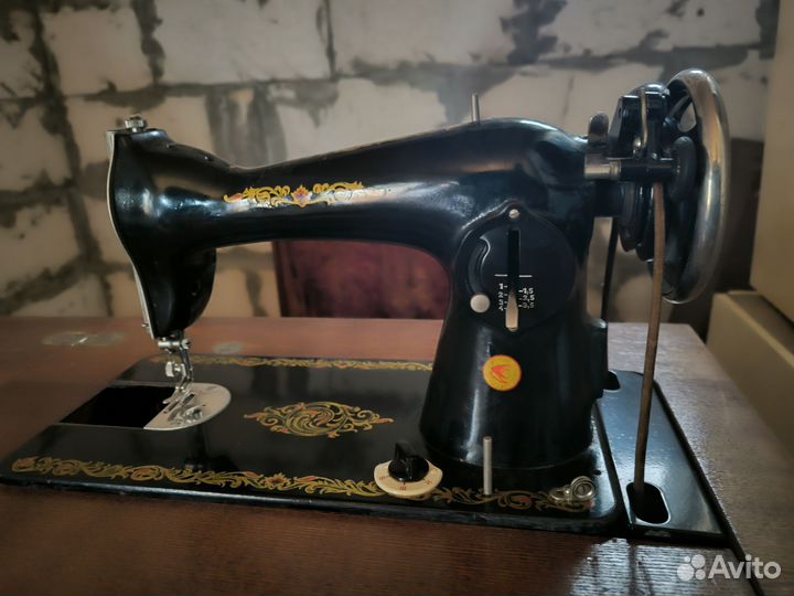 Швейная машина Чайка ножная