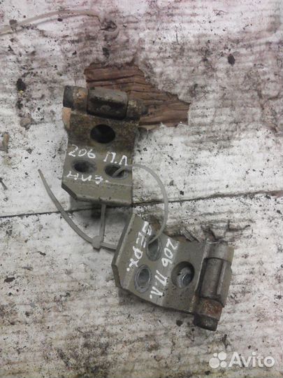 Петля двери передней левой Пежо 206