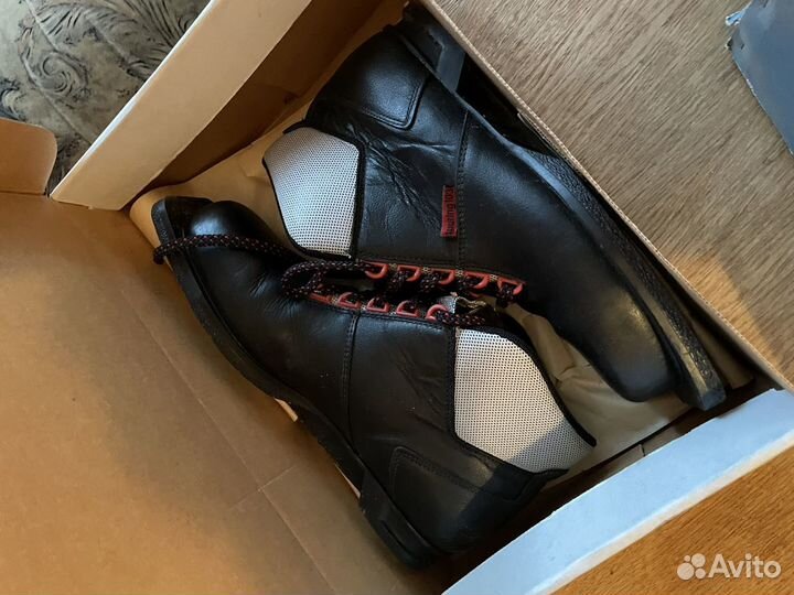 Лыжи, коньки, лыжные ботинки