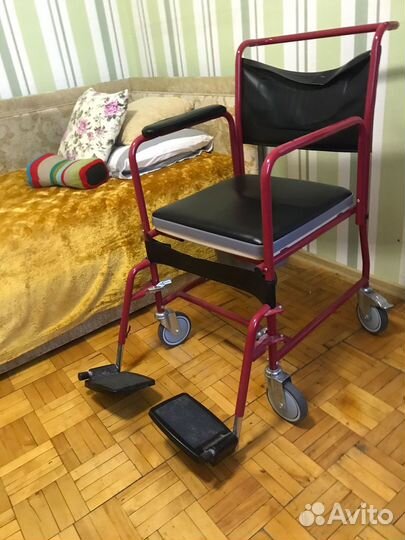 Кресло на колесах с санитарным оснащением