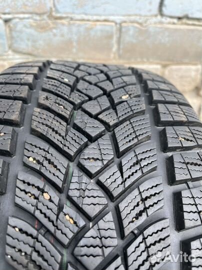 Goodyear UltraGrip Performance Gen-1 235/45 R18 98V