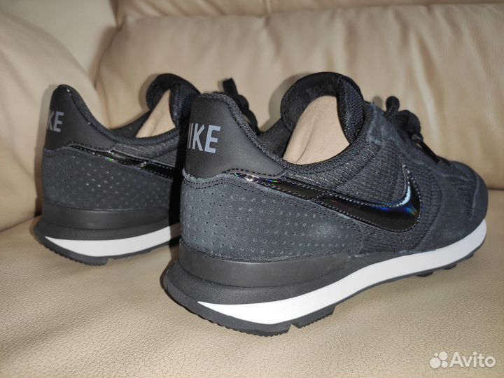 Кроссовки Nike оригинал новые 7,5US