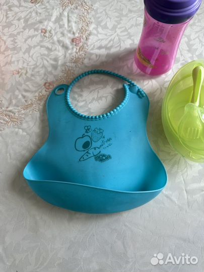 Поильник, тарелка и слюнявчик