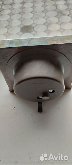 Старинные вещи, барометр, часы, ракушка