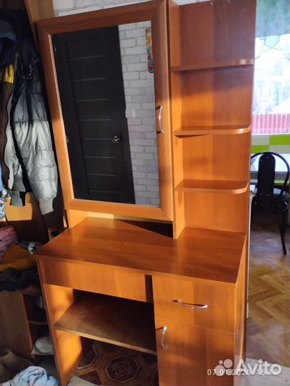 Трюмо с зеркалом