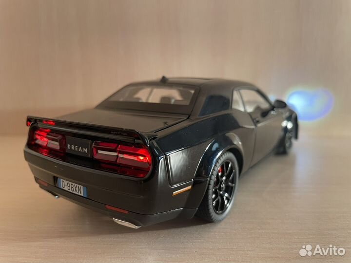 Коллекционная машинка Dodge Challenger SRT 1:24