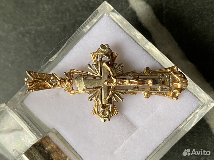 Золотой крест с бриллиантом